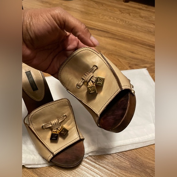 Louis Vuitton Slides Size 39 (US 9) - Picture 3 of 8